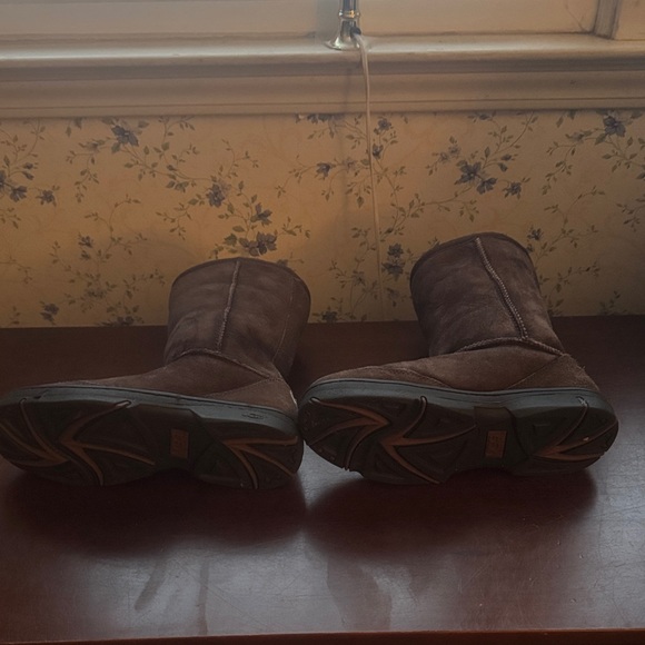UGG Dark Brown Shearling Boots excellent condition. Size 8. - Picture 3 of 4